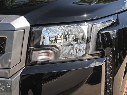 Used 2025 Nissan Frontier SV image 6