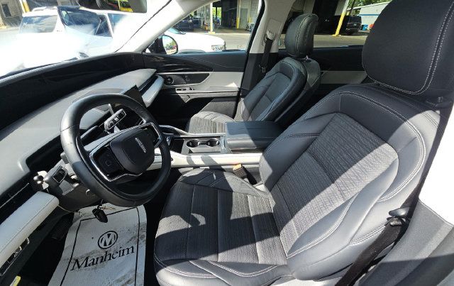 Used 2025 Lincoln Nautilus Reserve AWD/4WD image 5