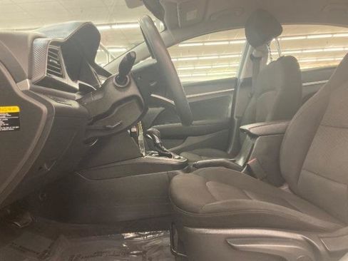 Used 2019 Hyundai Elantra SE w/ Cargo Package FWD image 9