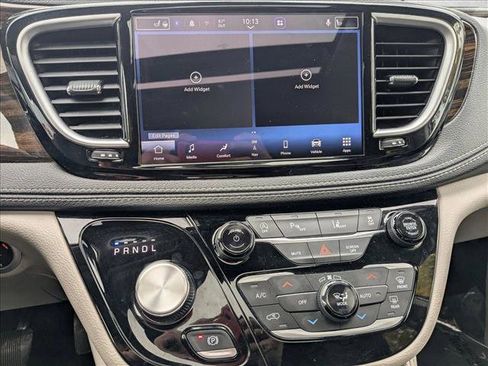 Used 2023 Chrysler Pacifica Limited image 14