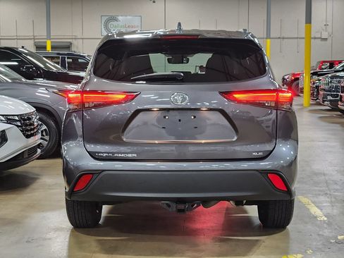 Used 2021 Toyota Highlander XLE FWD image 10