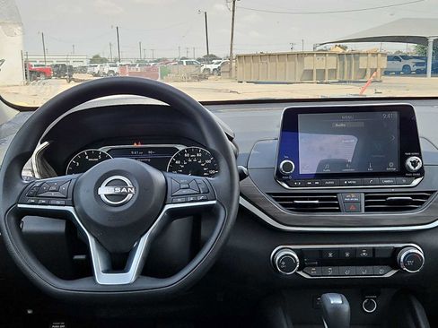 Used 2025 Nissan Altima 2.5 SV FWD image 14