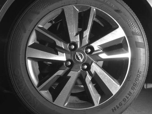 Used 2025 Nissan Versa SV image 12