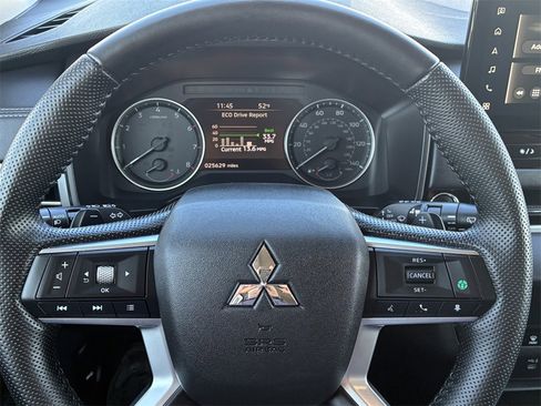 Used 2025 Mitsubishi Outlander SE image 23