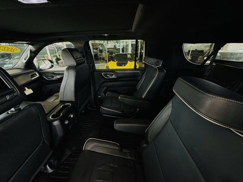 Used 2023 GMC Yukon XL SLT AWD/4WD image 35