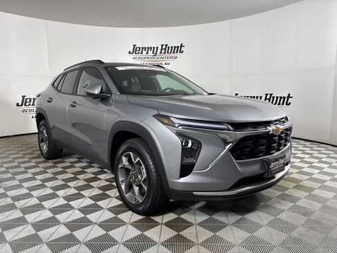 Used 2025 Chevrolet Trax LT w/ LT Convenience Package FWD image 4
