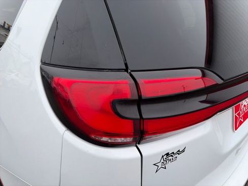 Used 2024 Chrysler Pacifica Touring-L image 18