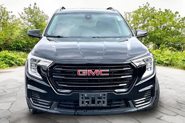Used 2024 GMC Terrain SLE w/ Elevation Edition FWD image 3