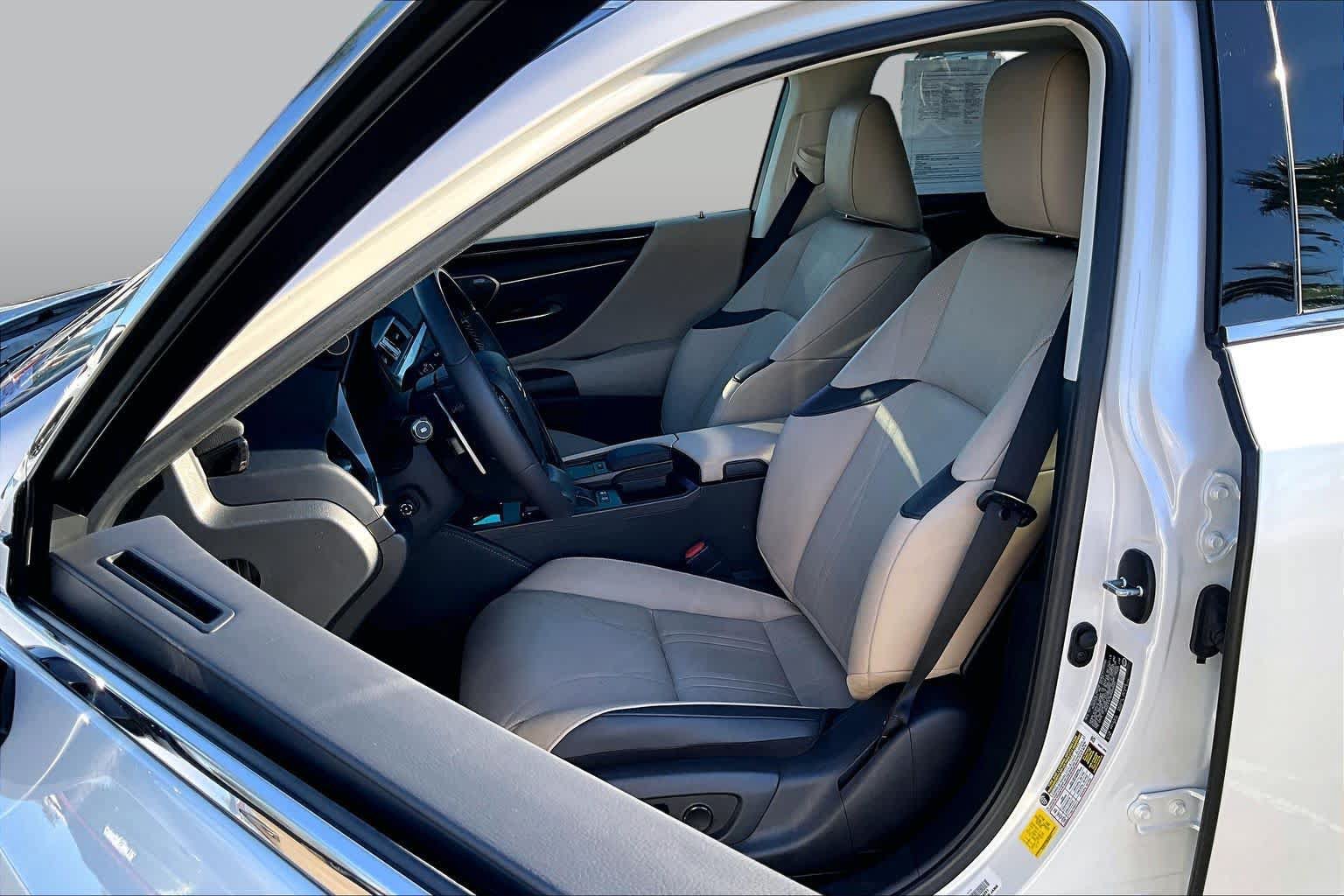 Used 2021 Lexus ES 300h w/ Accessory Package FWD image 7