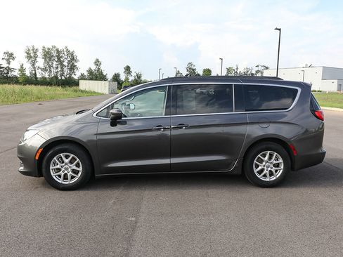 Used 2021 Chrysler Voyager Lxi FWD image 6
