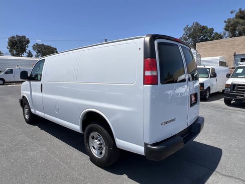Used 2018 Chevrolet Express 2500 w/ Driver Convenience Package RWD image 6
