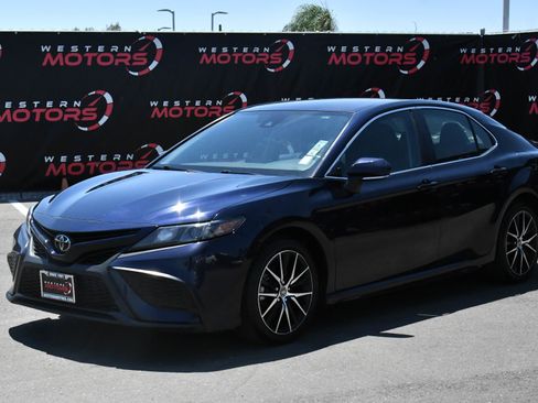 Used 2022 Toyota Camry SE FWD image 3