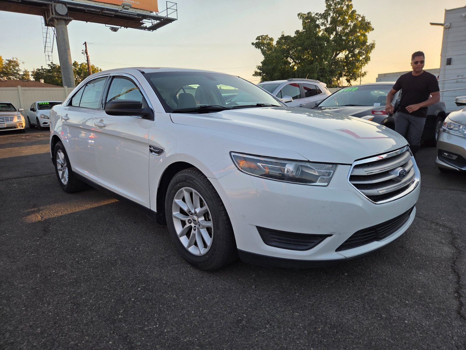 Used 2015 Ford Taurus SE FWD image 5