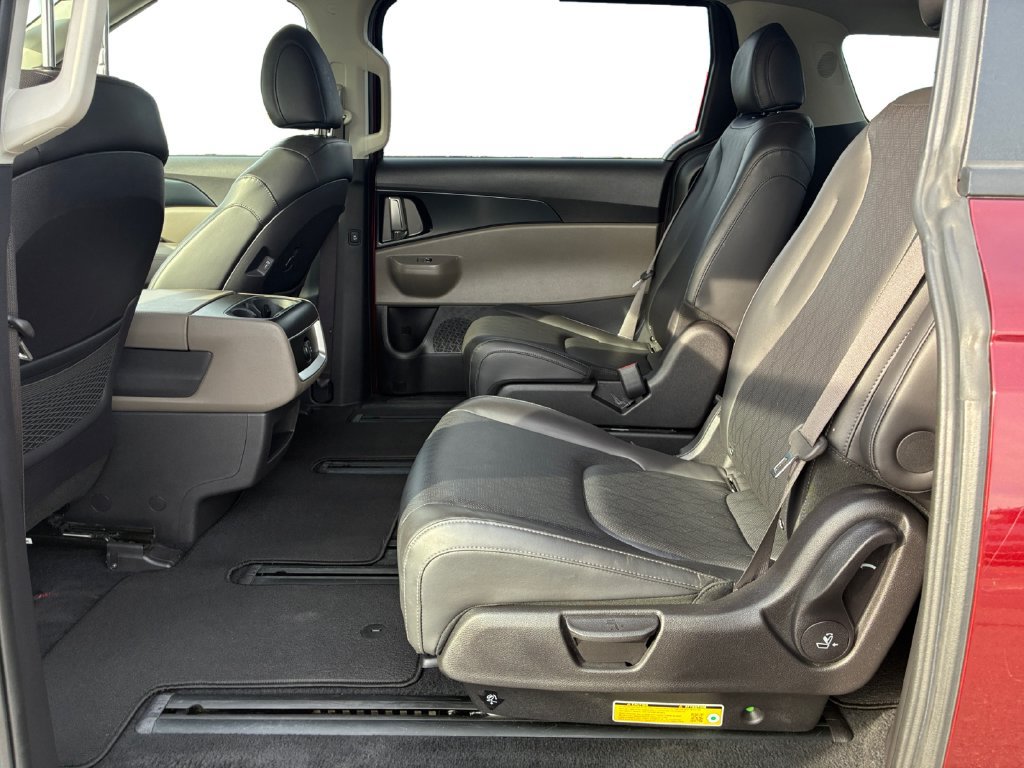 Used 2025 Kia Carnival FWD image 25