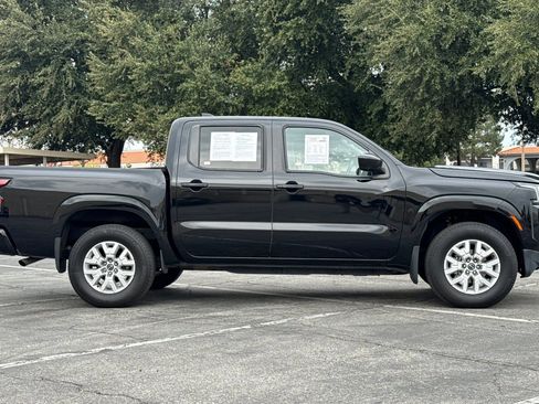 Used 2023 Nissan Frontier SV image 3