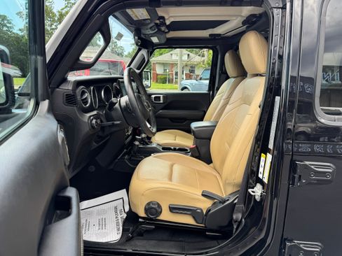 Used 2018 Jeep Wrangler Unlimited Sahara w/ Dual Top Group AWD/4WD image 10