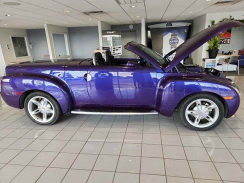 Used 2004 Chevrolet SSR w/ Preferred Equipment Group image 5