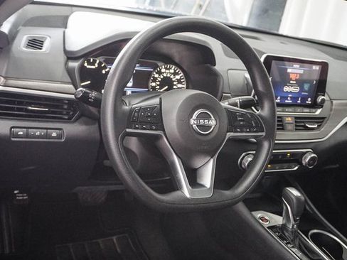 Used 2024 Nissan Altima 2.5 SV image 8