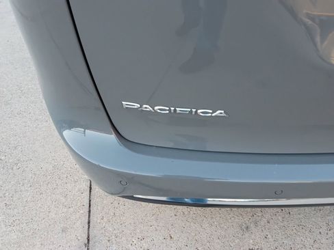 Used 2025 Chrysler Pacifica Select image 11