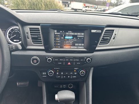 Used 2017 Kia Niro LX image 33