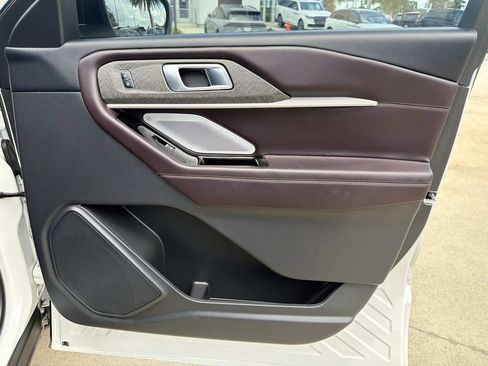 Used 2025 Ford Explorer Platinum RWD image 17