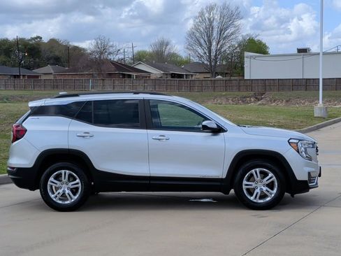 Used 2022 GMC Terrain SLE w/ Driver Convenience Package FWD image 9