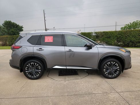 Certified 2024 Nissan Rogue Platinum FWD image 4
