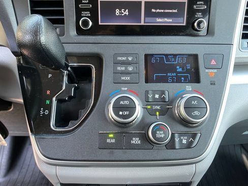 Used 2020 Toyota Sienna L FWD image 17