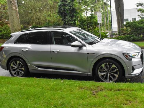 Used 2021 Audi e-tron Premium Plus w/ Premium Plus Package image 11