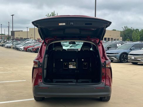 Used 2025 Toyota Sienna XLE FWD image 15