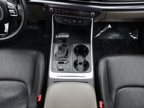Used 2025 Kia Carnival FWD image 45
