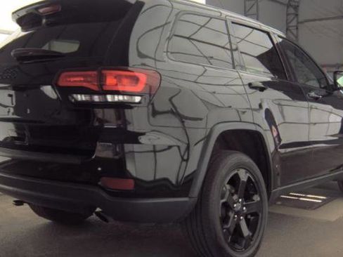 Used 2019 Jeep Grand Cherokee Laredo AWD/4WD image 4