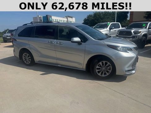 Used 2021 Toyota Sienna XLE FWD image 2