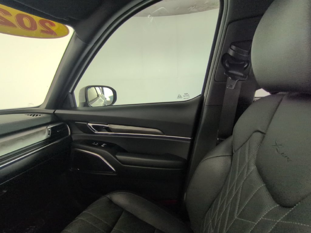 Used 2025 Kia Telluride AWD image 28