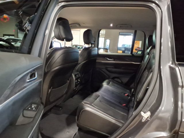 Used 2023 Jeep Grand Cherokee Limited AWD/4WD image 17