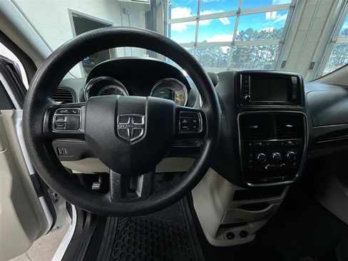 Used 2019 Dodge Grand Caravan SE w/ UConnect Hands-Free Group image 14