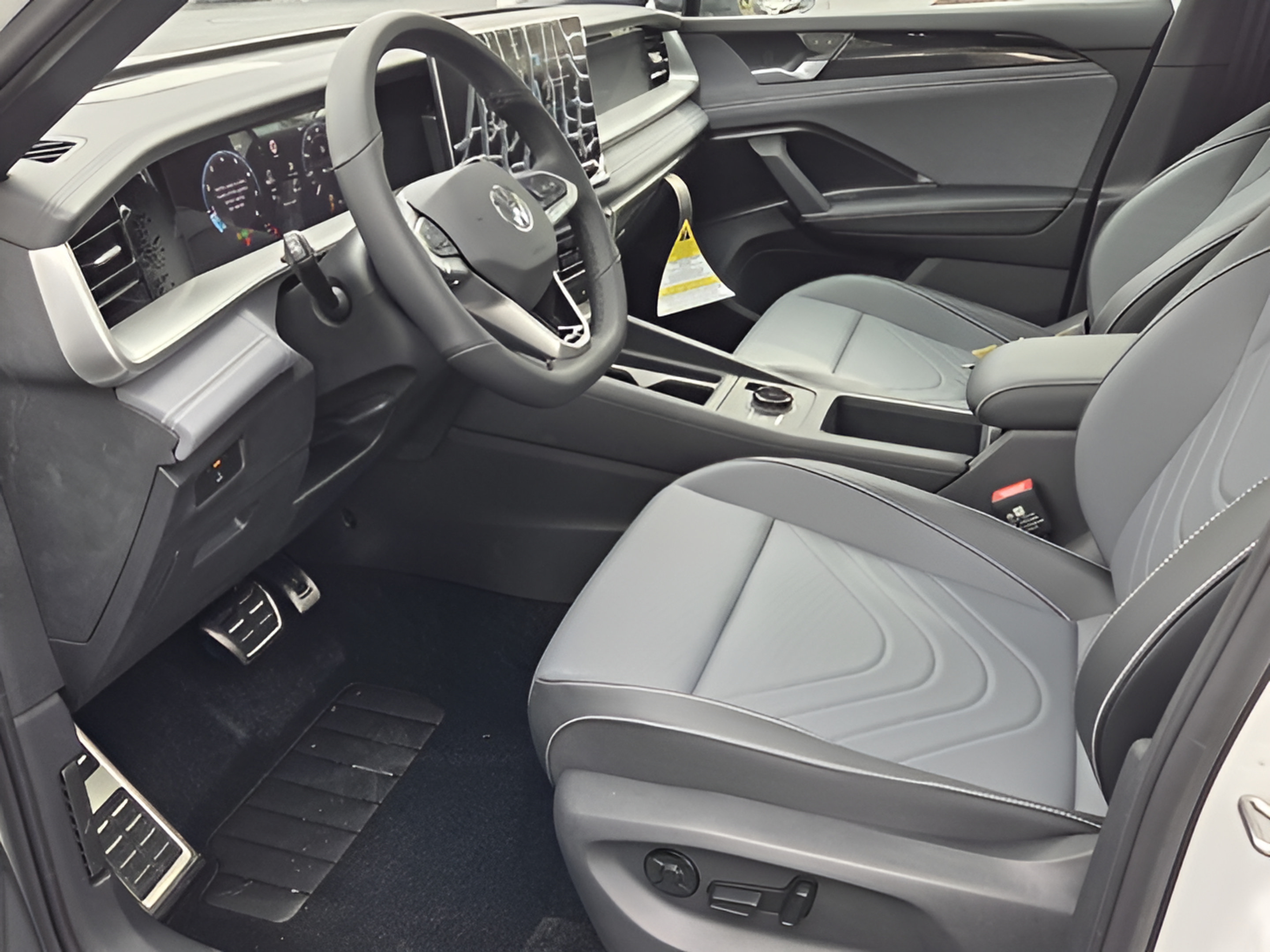 New 2026 Volkswagen Tiguan SE R-Line FWD image 17