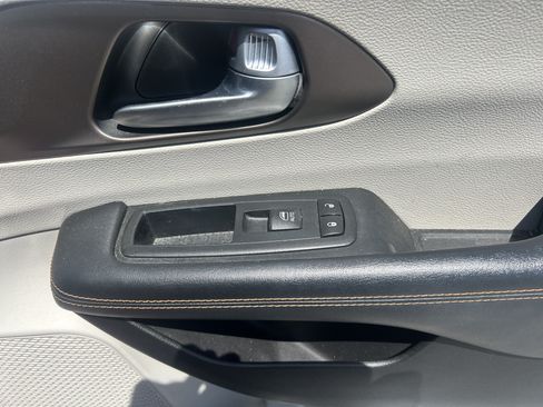 Used 2017 Chrysler Pacifica Touring-L FWD image 48