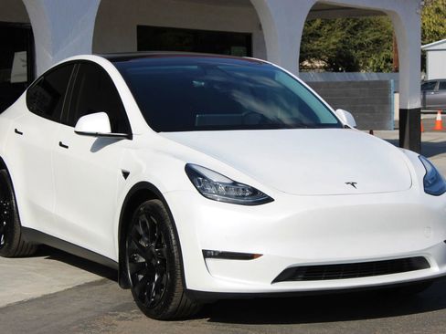 Used 2022 Tesla Model Y Long Range AWD/4WD image 3