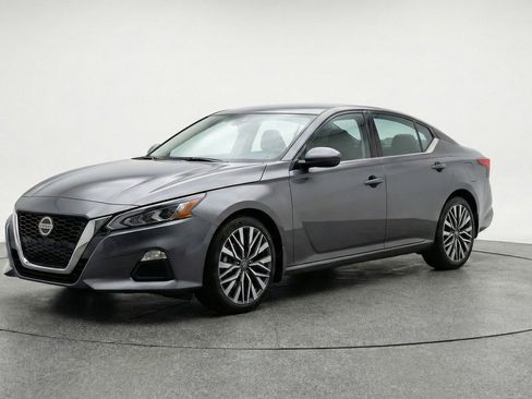 Used 2025 Nissan Altima 2.5 SV FWD image 3