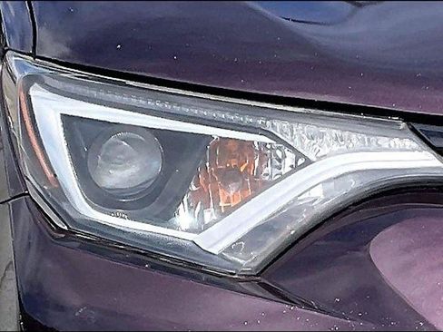 Used 2018 Toyota RAV4 LE FWD image 29