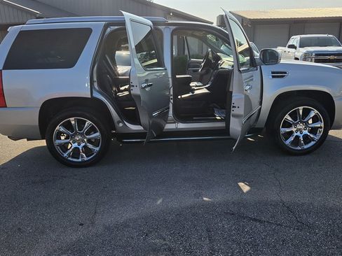 Used 2011 Cadillac Escalade 2WD image 8