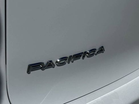 Used 2022 Chrysler Pacifica Limited image 10
