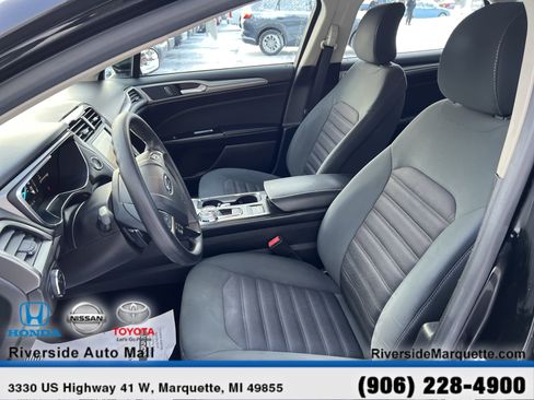 Used 2017 Ford Fusion SE w/ Fusion SE Technology Package image 15