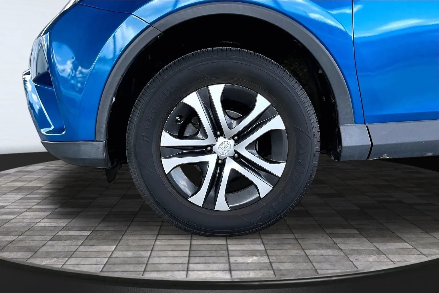 Used 2018 Toyota RAV4 LE w/ All Weather Liner Package FWD image 30