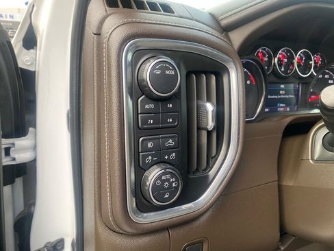 Used 2022 Chevrolet Silverado 2500 LTZ w/ LTZ Convenience Package AWD/4WD image 16