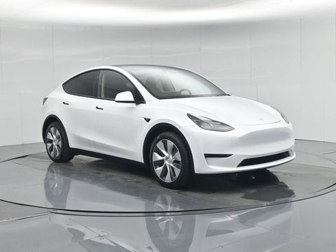 Used 2024 Tesla Model Y Long Range image 53
