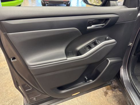 Used 2022 Toyota Highlander XLE image 27