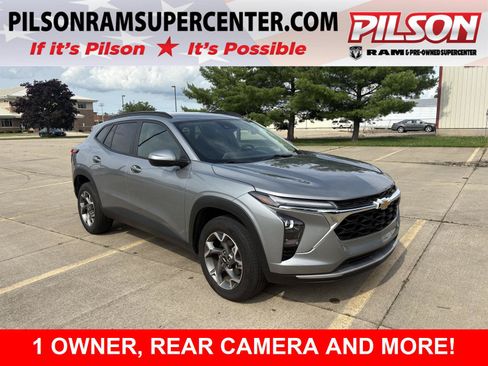 Used 2025 Chevrolet Trax LT FWD image 1