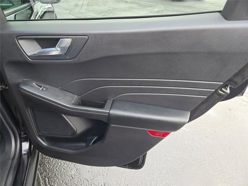 Used 2022 Ford Escape SEL image 9